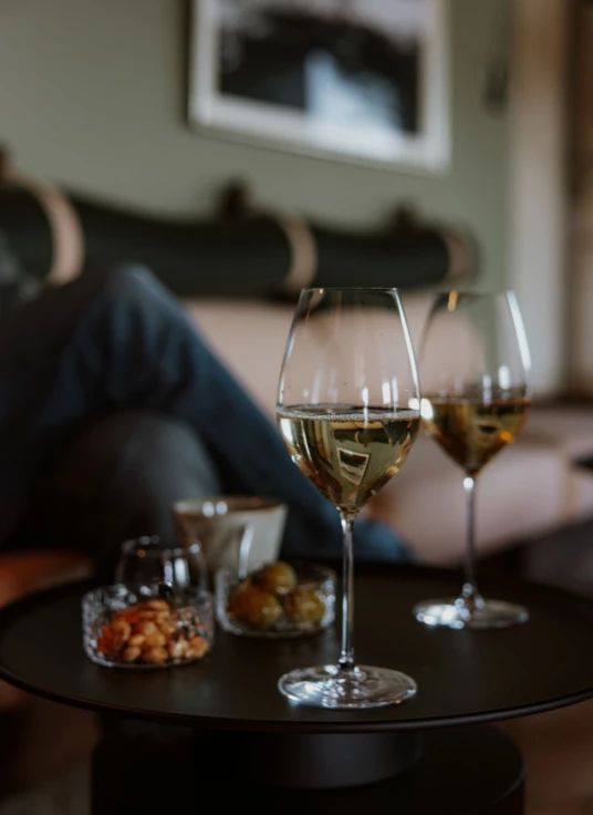 Jetty bar wineglass